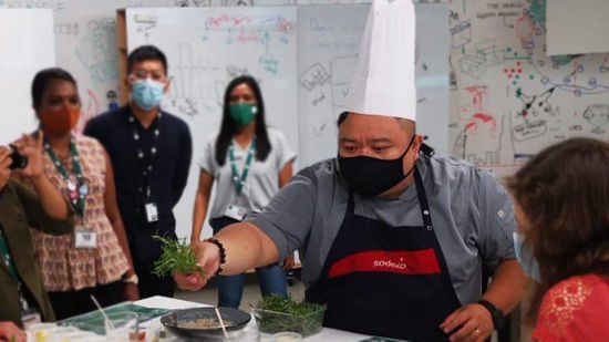 Chef Kelvin leading a herbs culinary workshop