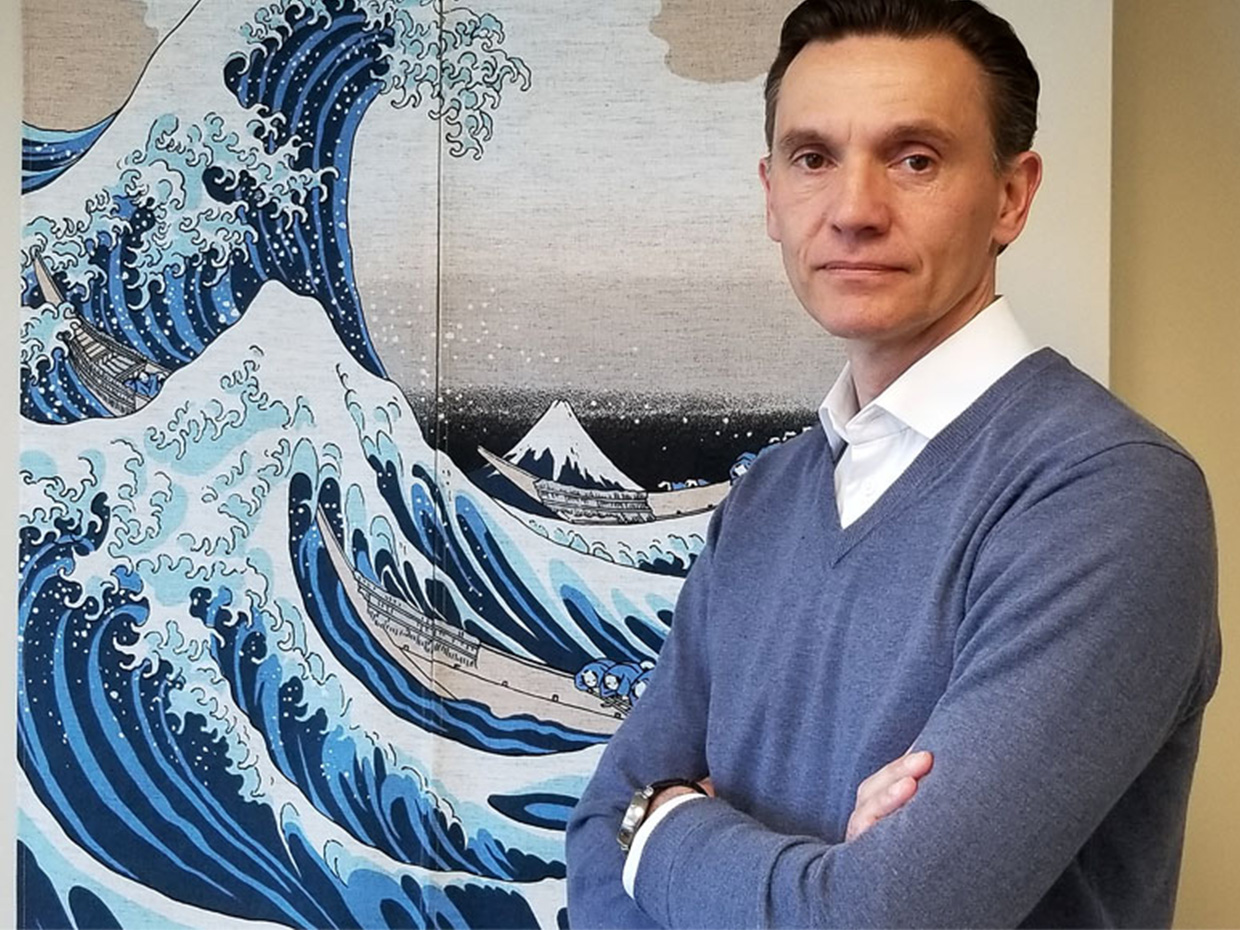 Mark Plumart devant La grande vague de Kanagawa